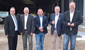 Landrat Bernd Lütjen (2.) mit Kollegen aus Verden und Cuxhaven sowie Christof von Schroetter von der ASO und KENN-Vorstand Richard Schütt.