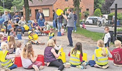 Der Kindergarten „Arche“ feierte sein 30-jähriges Jubiläum mit Gottesdienst, Zaubershow und gemeinsamer Musik. Foto: limo