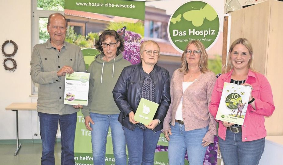 Pastor Volker Rosenfeld freut sich über das neue Kochbuch des Hospizes und  die engagierte Unterstützung seiner Mitarbeiter und ehrenamtlichen Helfer:innen.
