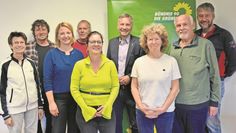 Ilka Holsten-Poppe (3. v. l.) und Thorsten Lührin (4 v. r.) erarbeiteten mit der Kreistagsfraktion der Grünen mögliche Lösungen für aktuelle Herausforderungen.