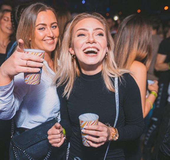 Bevor alle Altersgruppen feiern können, gehört der Abend zunächst den Menschen über 30 Jahre.