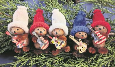 Osterholz-Scharmbeck (eb). Die Museumsanlage Osterholz-Scharmbeck in der Bördestraße 42 lädt am Sonntag, 12. November, von 11 bis 18 Uhr zum beliebten „Weihnachtlichen Kunsthandwerkermarkt“ ein. Insgesamt 26 Künstler:innen und Aussteller:innen haben in den vergangenen Monaten fleißig gewerkelt, um viele Sachen präsentieren zu können. Es werden u.a. Gold- und Silberschmuck, Handarbeiten aus Wolle und Papier, Gestecke aus Naturmaterialien, Musikinstrumente und vieles mehr angeboten. Zu Essen gibt es selbst gebackene Torten und Kuchen und aus dem Backhaus wird Deftiges angeboten. Es wird ein kleiner Eintrittspreis erhoben.