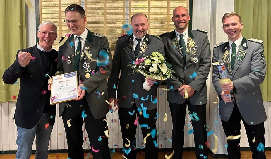 Bildtext: Im Konfettiregen und im Kreise seiner Schützenkameraden genoss Hans-Jürgen Puckhaber (mit Urkunde) seine Ehrung.