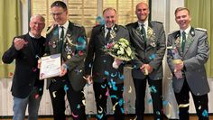 Bildtext: Im Konfettiregen und im Kreise seiner Schützenkameraden genoss Hans-Jürgen Puckhaber (mit Urkunde) seine Ehrung.