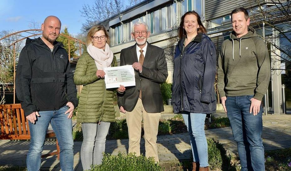 Flohmarktmuddie Birte Erdmann übergib Ludwig Most vom Förderverein Hospiz dem symbolischen Scheck über 500 Euro.