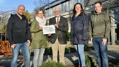 Flohmarktmuddie Birte Erdmann übergib Ludwig Most vom Förderverein Hospiz dem symbolischen Scheck über 500 Euro.