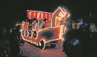 70 bunt beleuchtete Erntewagen ziehen beim Nachtumzug durch Hüttenbusch. Foto: Archiv