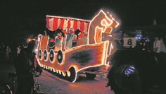 70 bunt beleuchtete Erntewagen ziehen beim Nachtumzug durch Hüttenbusch. Foto: Archiv