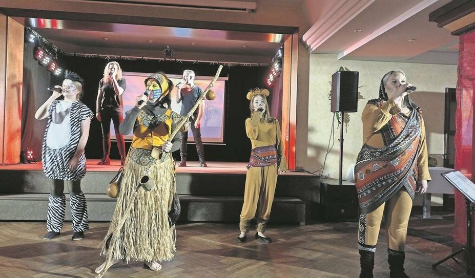 Passend zum jeweiligen Musical wurden auch die Kostüme der Sänger:innen ausgewählt.