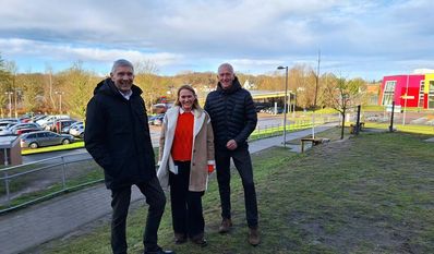 Bürgermeister Thorsten Rohde mit Gina Hirschund Christian Meyer-Hammerström von den Osterholzer Stadtwerken. Im Bild: die Anlage von oben.