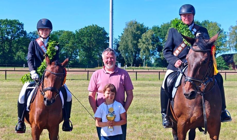 Jenna Müller, Louisa Fendt und Wilfried Fuseler sind die neuen Majestäten beim Reiterverein Barchel.
