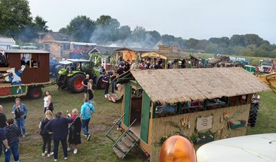 Partystimmung kommt auch schon beim Erntewagenumzug auf.