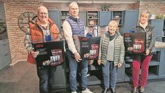 Rechtzeitig zur bevorstehenden Weihnachts-Bäckerei durften sich Jens Schloßstein, Ute Hartje und Susanne Schlüter über eine leuchtend rote Küchenmaschine von AEG freuen. Küchenstudio-Hausleiter Söhnke Bohlen (2. v.l.) half gern beim Tragen. Foto: cne
