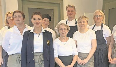 Eine schön gedeckte Tafel lädt zum Verweilen ein.