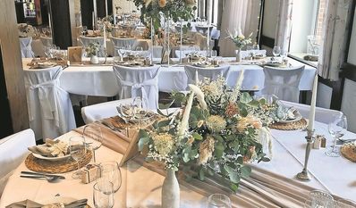 Eine schön gedeckte Tafel lädt zum Verweilen ein.