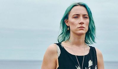 Saoirse Ronan wiederholt die Mischung aus Distanz und Anteilnahme in ihrem Spiel – indem sie keine Entblößungsperformance betreibt oder auf Effekte setzt.