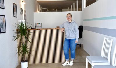 In dem großen und hellen Eingangsbereich empfängt Vivien Raap künftig ihre Patienten - immer mit einem freundlichen Lächeln.