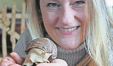 Birthe Schlichter mit einer ihrer Achatschnecken. Ihr Exemplar ist ein Albino.