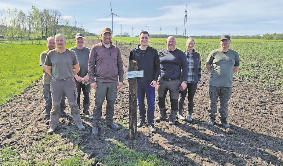 Betonen die Bedeutung der Artenvielfalt: Marcel Dammann (4. v. l.) mit Ortsbürgermeister Niklas Brockmann (4. v. r).