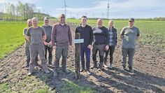 Betonen die Bedeutung der Artenvielfalt: Marcel Dammann (4. v. l.) mit Ortsbürgermeister Niklas Brockmann (4. v. r).