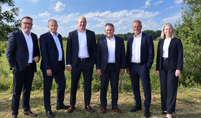 Die Vorstände der beiden Volksbanken blicken gespannt auf die Gespräche: (v. l.) Sascha Steffen, Jan Mackenberg, Jochen Johannsen, Michael Kersting, Frank Koschuth und Stefanie Kase.