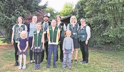 Glinde (red). Beim Schützenfest vom Schützenverein Glinde, Kornbeck und Umgegend wurde ein neues Königshaus ermittelt. Neue Jugendkönigin wurde Maira Müller und Maike Schokoll holte sich den Titel als neue Damenkönigin. Der neue Herrenkönig heißt Sven Bokelmann. Alterskönigin wurde Heike Klusmann. Beim anschließenden Schützenball wurden die Majestäten gebührend gefeiert. Am Sonntag ging es um die Kinder. Die neuen Kinderkönige sind Fiona Grotheer und Alejandro Grotheer. Beim Vogelstechen konnten sich Luna Buck und Mailo Müller durchsetzen.