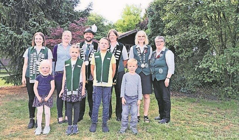 Glinde (red). Beim Schützenfest vom Schützenverein Glinde, Kornbeck und Umgegend wurde ein neues Königshaus ermittelt. Neue Jugendkönigin wurde Maira Müller und Maike Schokoll holte sich den Titel als neue Damenkönigin. Der neue Herrenkönig heißt Sven Bokelmann. Alterskönigin wurde Heike Klusmann. Beim anschließenden Schützenball wurden die Majestäten gebührend gefeiert. Am Sonntag ging es um die Kinder. Die neuen Kinderkönige sind Fiona Grotheer und Alejandro Grotheer. Beim Vogelstechen konnten sich Luna Buck und Mailo Müller durchsetzen.