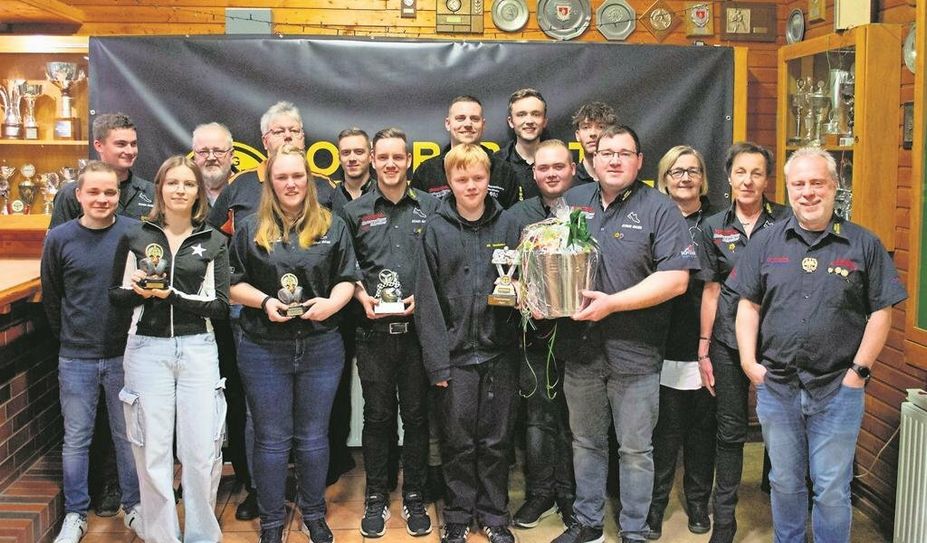 Speckens (eb). Die neue Clubmeisterin der MSG Spreckens ist Femke Wester. Neuer Clubmeister 2023 wurde Andre Murk. Bei den Junioren wurde Lara Lässiger Meisterin und Mika Lüchau Cross-Kart-Meister. Für zehnjährige Vereinstreue wurden Tom Nehring, Malte Hartmann und Jerrit Buck geehrt. Für 40-jährige Mitgliedschaft wurden Detlev Jessen, Thomas Stift, Heinz Hartmann, Gerd Müller, Karin Buck, Christiane Burmester und Angela Winternheimer geehrt. Ehrenmitglieder wurden Karl-Heinz Cordes, Uwe Winternheimer und Peter Fischer. Daniel Schröder bleibt erster Vorsitzender, Philipp Hartmann bleibt zweiter Vorsitzender. Neuer erste Sportleiter ist Tom Nehring. Zum 3. Sportleiter wurde Steffen Ropers wieder gewählt. Wiedergewählt wurde auch Webmaster Jannes Wellbrock. Neuer Kassenprüfer ist Ben Nehring.