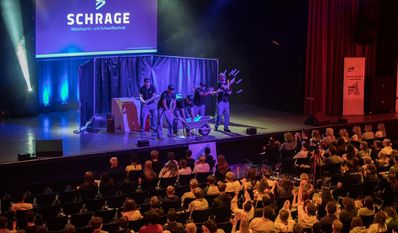 Der Andrang ist jedes Jahr groß, denn die Azubis kleckern nicht, sondern klotzen mit Kreativität bei der Vorstellung ihrer Betriebe. Unten rechts findet sich das Programm der Bühnenshows.