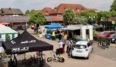 Beide Nahversorger am Ritterhuder Bahnhof hatten gemeinsam mit Ausstellern zu einem Bio-Tag mit Fokus auf Regionalität und biologischer Ernährung auf den Parkplatz in der Riesstraße eingeladen.