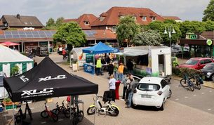 Beide Nahversorger am Ritterhuder Bahnhof hatten gemeinsam mit Ausstellern zu einem Bio-Tag mit Fokus auf Regionalität und biologischer Ernährung auf den Parkplatz in der Riesstraße eingeladen.