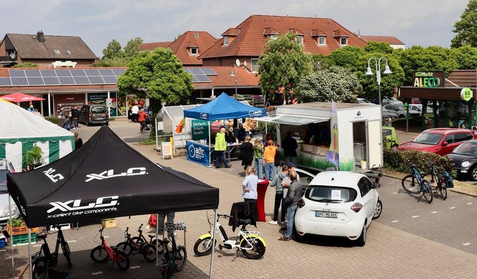 Beide Nahversorger am Ritterhuder Bahnhof hatten gemeinsam mit Ausstellern zu einem Bio-Tag mit Fokus auf Regionalität und biologischer Ernährung auf den Parkplatz in der Riesstraße eingeladen.