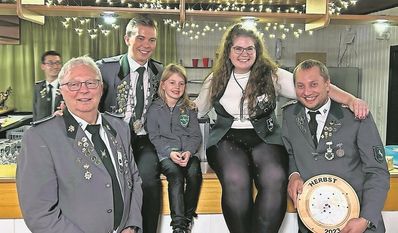 Oldendorf (eb). In gewohnter Tradition fand vergangenes Wochenende das Herbstschießen des Schützenvereins Oldendorf statt. Das Engagement war so groß, sodass in diesem Jahr auch wieder eine Kinderherbstkönigin ermittelt werden konnte. Diesen Titel sicherte sich Marlea Grotheer, Kindervizeherbstkönigin wurde Jonte Kaminski. Schützen und Damen teilten sich einen Vogel. Am Ende wurden Lena Mersmann als neue Herbstkönigin und Mark Zittlau als Vizeherbstkönig gefeiert. Rainer Suhling wurde König der Könige und Steffen Müller sicherte sich die Wildscheibe.
Beim Schießen mit dem Blasrohr sicherte sich Liah Glaubke den ersten Platz und beim Lichtpunktgewehr überzeugte Amalia Grotheer. Niklas Antholz gewann den Schwarmann-Pokal und die Glücksscheibe.