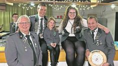 Oldendorf (eb). In gewohnter Tradition fand vergangenes Wochenende das Herbstschießen des Schützenvereins Oldendorf statt. Das Engagement war so groß, sodass in diesem Jahr auch wieder eine Kinderherbstkönigin ermittelt werden konnte. Diesen Titel sicherte sich Marlea Grotheer, Kindervizeherbstkönigin wurde Jonte Kaminski. Schützen und Damen teilten sich einen Vogel. Am Ende wurden Lena Mersmann als neue Herbstkönigin und Mark Zittlau als Vizeherbstkönig gefeiert. Rainer Suhling wurde König der Könige und Steffen Müller sicherte sich die Wildscheibe.
Beim Schießen mit dem Blasrohr sicherte sich Liah Glaubke den ersten Platz und beim Lichtpunktgewehr überzeugte Amalia Grotheer. Niklas Antholz gewann den Schwarmann-Pokal und die Glücksscheibe.