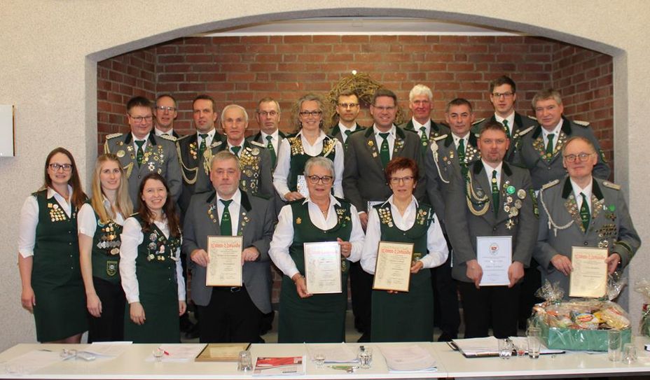 Die geehrten Mitglieder mit dem Vorstand.