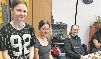 Celine Stegemann, Ida-Marie Skaritsch und Jolina Struck aus Jahrgang neun präsentieren ihre Haferkekse.