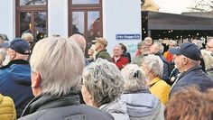 Dichtgedrängt würdigten die Osterholzer-Scharmbecker ihren Fritz Stagge.