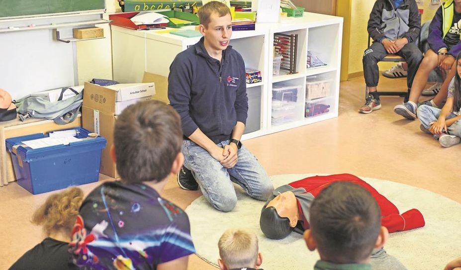 Mit Dennis Dirschauer lernten die Kinder u. a., wie man eine Herzdruckmassage ausübt.