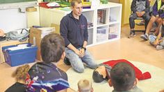 Mit Dennis Dirschauer lernten die Kinder u. a., wie man eine Herzdruckmassage ausübt.