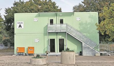 Im Ortsteil Platjenwerbe sollen künftig 120 Geflüchtete aus aller Welt Unterkunft finden. Derzeit werden die Containerbauten hergerichtet. Foto: cne