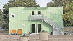 Im Ortsteil Platjenwerbe sollen künftig 120 Geflüchtete aus aller Welt Unterkunft finden. Derzeit werden die Containerbauten hergerichtet. Foto: cne
