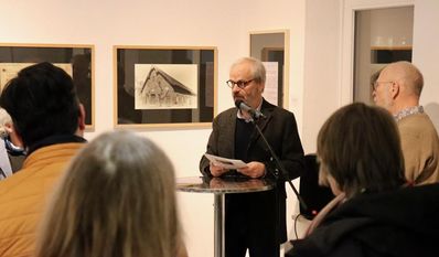 „Die Erinnerung ist wie das Wasser: Sie ist lebensnotwendig“: Burckhard Rehage führte durch die Ausstellung in der Galerie Altes Rathaus.