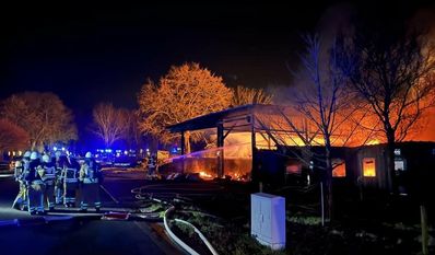 Rund 100 Einsatzkräfte und 17 Fahrzeuge wurden in Ohlenstedt gebraucht, um den Brand eines landwirtschaftlichen Gebäudes an der Biloher Straße unter Kontrolle zu bringen. Foto: Feuerwehr Osterholz-Scharmbeck