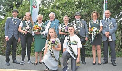Hollnseth (uml). Ein umfangreiches und spannendes Schützenfest liegt hinter dem Hollener Schützenverein. Das neue Königshaus ist beinahe vollständig und setzt sich aus folgenden Personen zusammen. Schützenkönigin Sandra Franetzki, Schützenkönig Heino Siems, Schützenkaiserin, Karin Mahlandt, Schützenkaiser Ralf Miesner, Seniorenkönigin Karin Tiedemann, Seniorenkönig Hans-Dieter Schmidt, Jungschützenkönigin Daria Leddin und das Kinderkönigspaar Janne und Matthis Hildebrandt. Ausgelassen wurden die neuen Majestäten von den Hollener Schützen gefeiert.