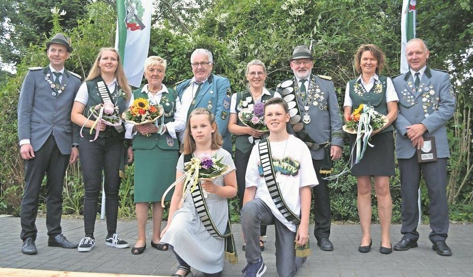 Hollnseth (uml). Ein umfangreiches und spannendes Schützenfest liegt hinter dem Hollener Schützenverein. Das neue Königshaus ist beinahe vollständig und setzt sich aus folgenden Personen zusammen. Schützenkönigin Sandra Franetzki, Schützenkönig Heino Siems, Schützenkaiserin, Karin Mahlandt, Schützenkaiser Ralf Miesner, Seniorenkönigin Karin Tiedemann, Seniorenkönig Hans-Dieter Schmidt, Jungschützenkönigin Daria Leddin und das Kinderkönigspaar Janne und Matthis Hildebrandt. Ausgelassen wurden die neuen Majestäten von den Hollener Schützen gefeiert.