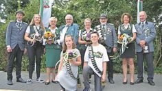 Hollnseth (uml). Ein umfangreiches und spannendes Schützenfest liegt hinter dem Hollener Schützenverein. Das neue Königshaus ist beinahe vollständig und setzt sich aus folgenden Personen zusammen. Schützenkönigin Sandra Franetzki, Schützenkönig Heino Siems, Schützenkaiserin, Karin Mahlandt, Schützenkaiser Ralf Miesner, Seniorenkönigin Karin Tiedemann, Seniorenkönig Hans-Dieter Schmidt, Jungschützenkönigin Daria Leddin und das Kinderkönigspaar Janne und Matthis Hildebrandt. Ausgelassen wurden die neuen Majestäten von den Hollener Schützen gefeiert.