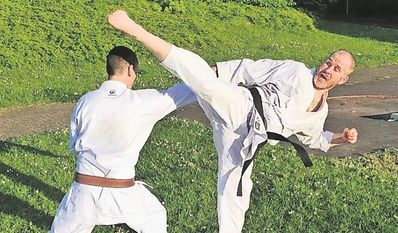 Ralf Adam trainiert schon lange und konnte nun endlich den schwarzen Gürtel erreichen.