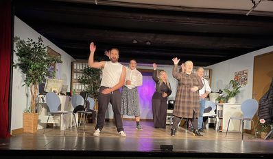 Im neuen TiO-Stück „Amtsnoten“ treffen zwei unterschiedliche Welten aufeinander: Die Belegschaft einer Verwaltung wird zum Gesangspädagogen geschickt.