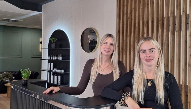 Alina Stoll (rechts) und Vanessa Dücker freuen sich darauf, „Alinas Hairzstück“ zu eröffnen.