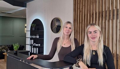 Alina Stoll (rechts) und Vanessa Dücker freuen sich darauf, „Alinas Hairzstück“ zu eröffnen.